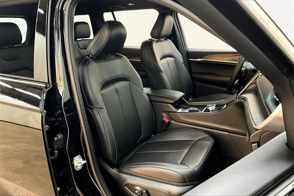 new 2025 Jeep Grand Cherokee car, priced at $42,625