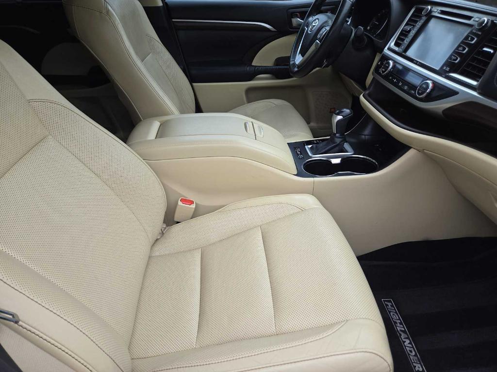 used 2015 Toyota Highlander car, priced at $15,977