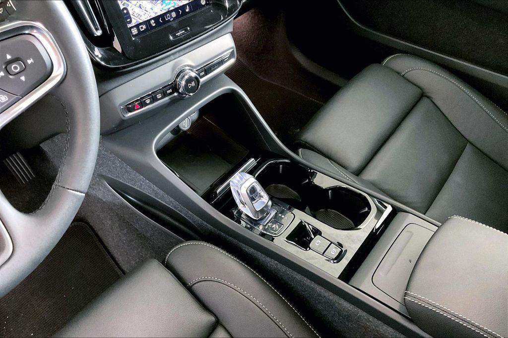 new 2025 Volvo XC40 car