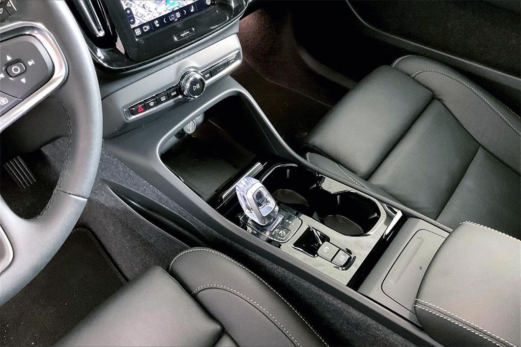 new 2025 Volvo XC40 car