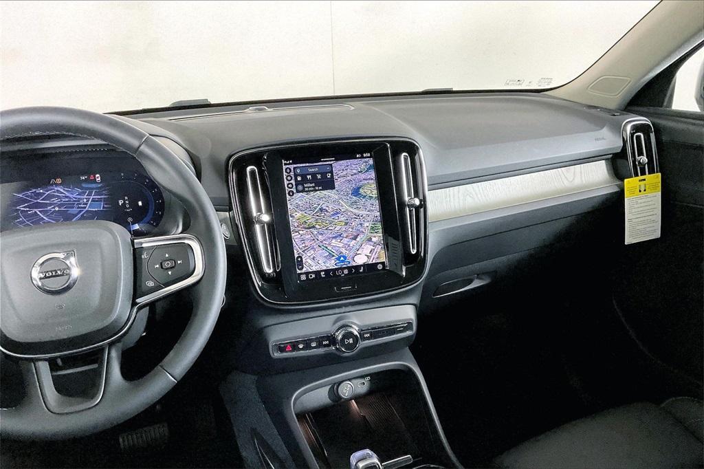 new 2025 Volvo XC40 car