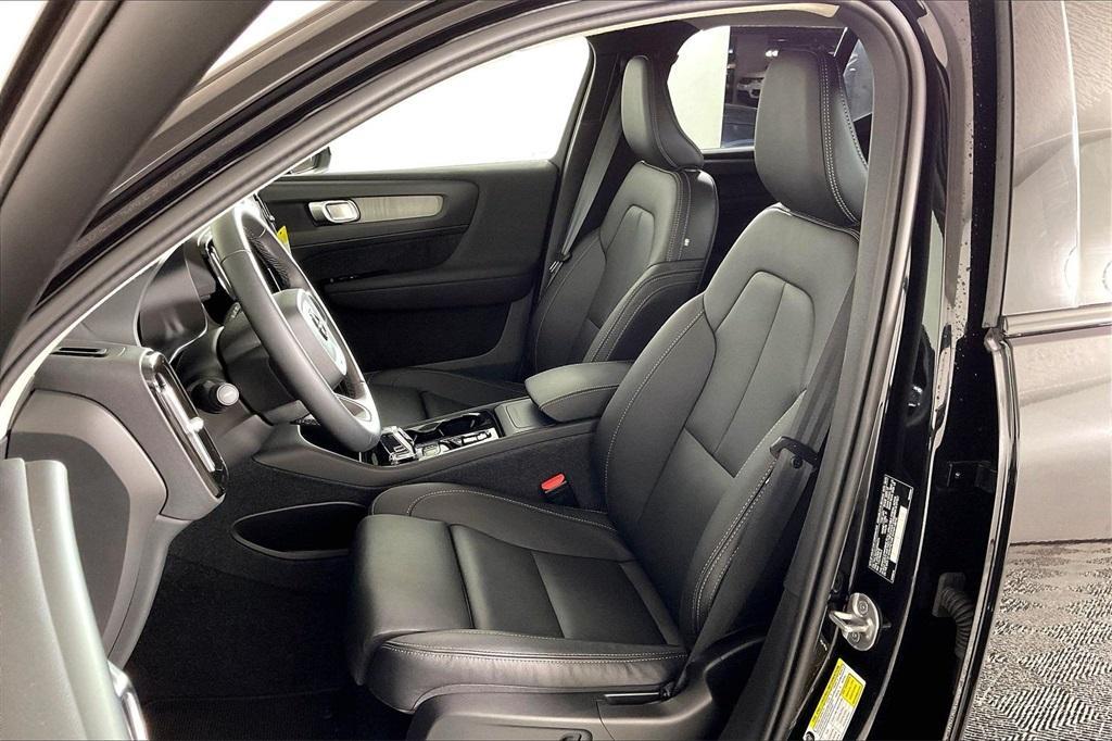 new 2025 Volvo XC40 car