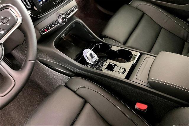 new 2025 Volvo XC40 car