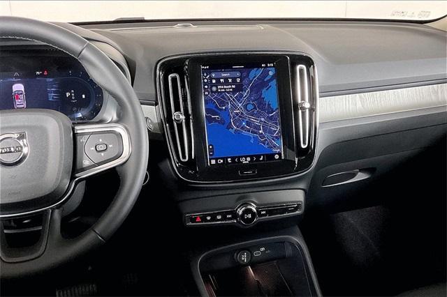 new 2025 Volvo XC40 car