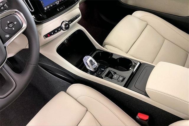 new 2025 Volvo XC40 car