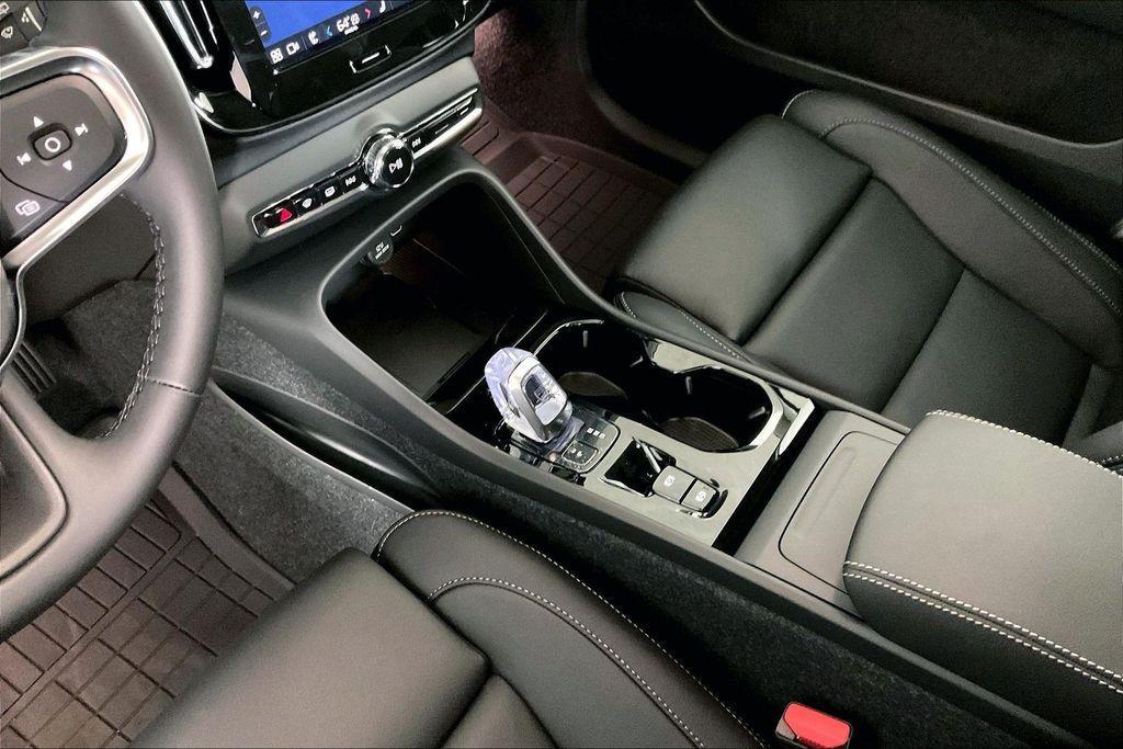 new 2025 Volvo XC40 car