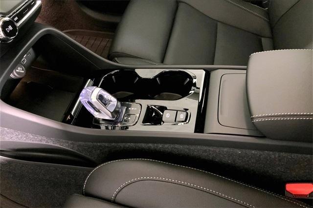 new 2025 Volvo XC40 car