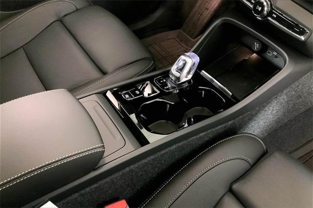 new 2025 Volvo XC40 car