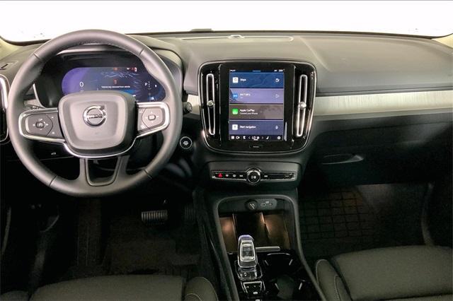 new 2025 Volvo XC40 car