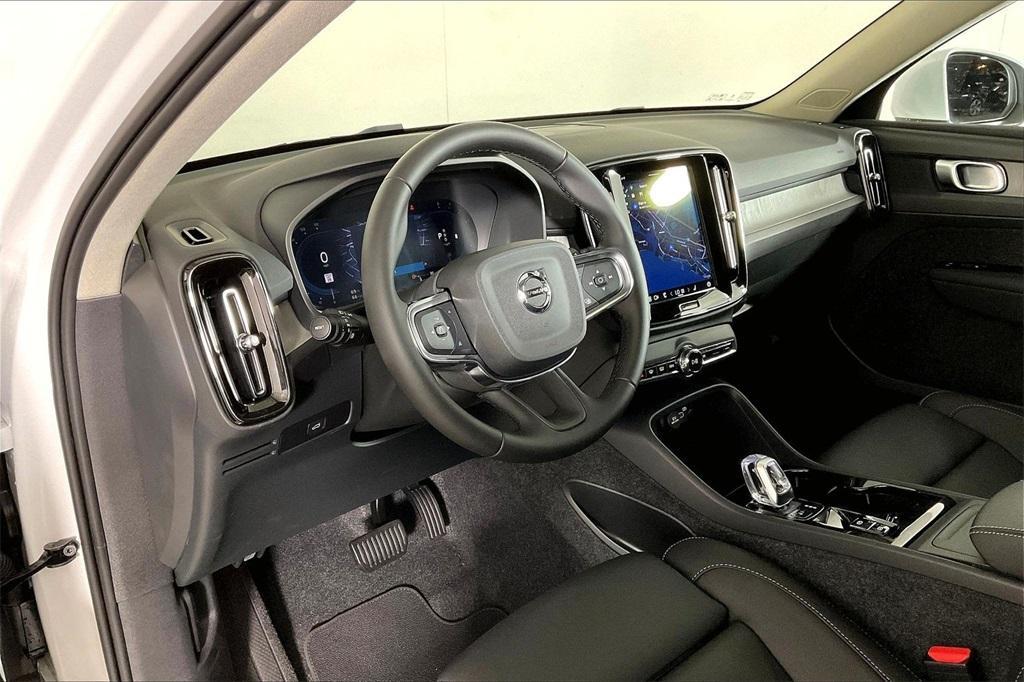 new 2025 Volvo XC40 car