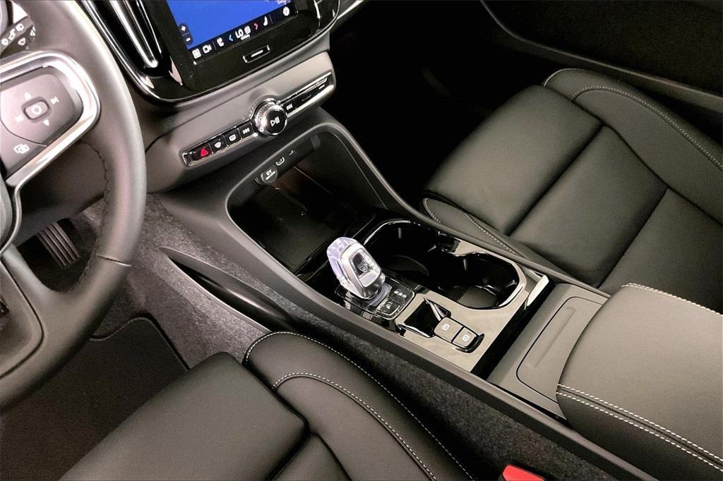 new 2025 Volvo XC40 car