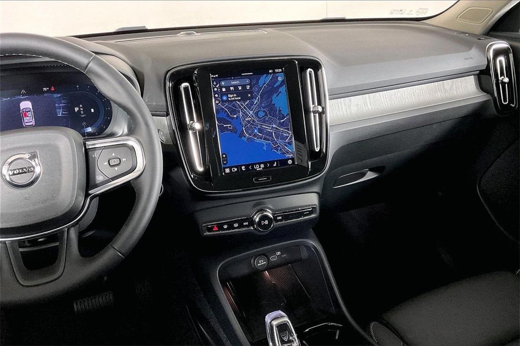 new 2025 Volvo XC40 car