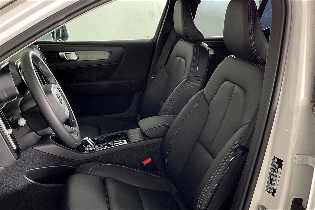 new 2025 Volvo XC40 car