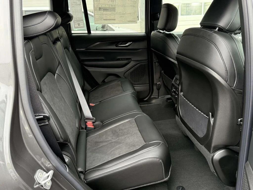 new 2025 Jeep Grand Cherokee car, priced at $37,205