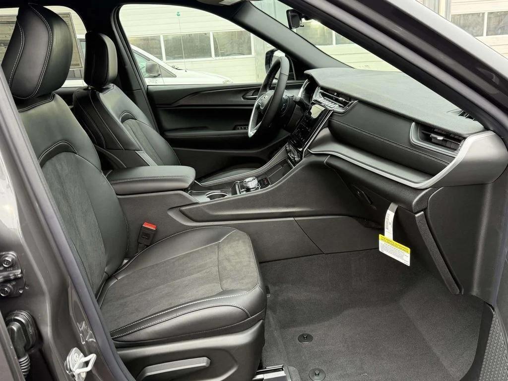 new 2025 Jeep Grand Cherokee car, priced at $37,205