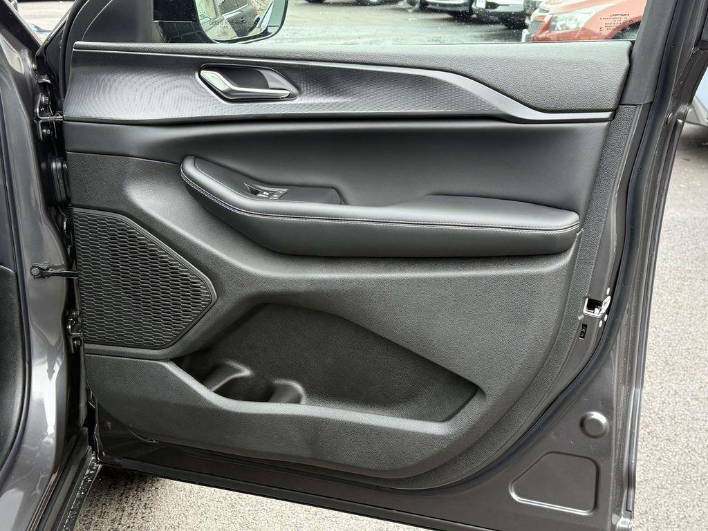 new 2025 Jeep Grand Cherokee car, priced at $37,205