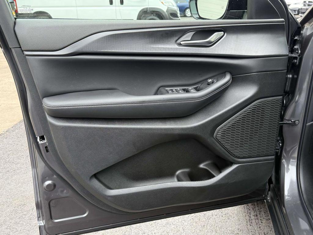 new 2025 Jeep Grand Cherokee car, priced at $37,205