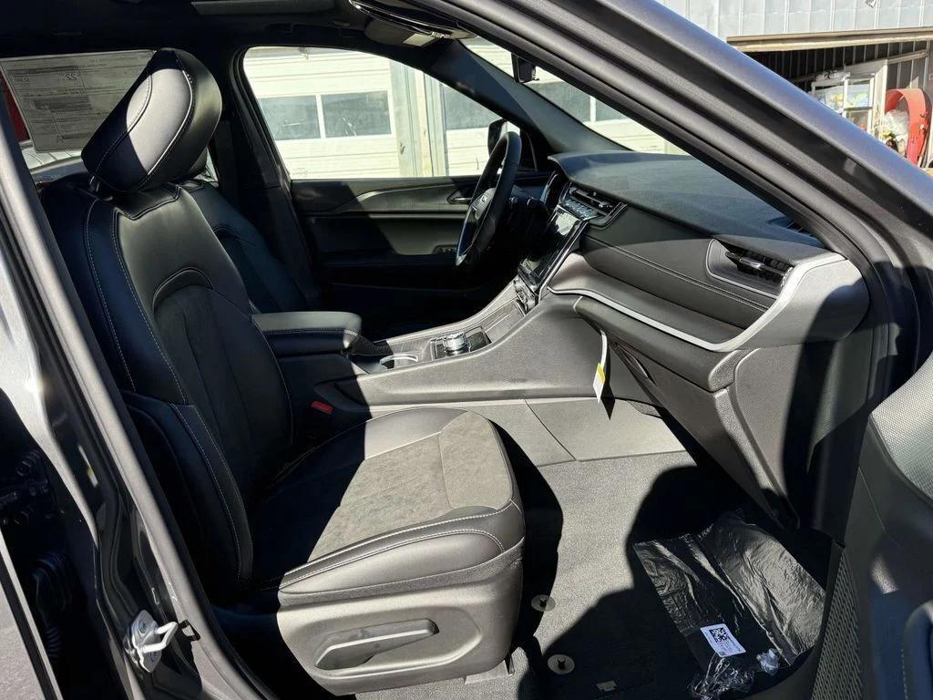 new 2025 Jeep Grand Cherokee car, priced at $37,205
