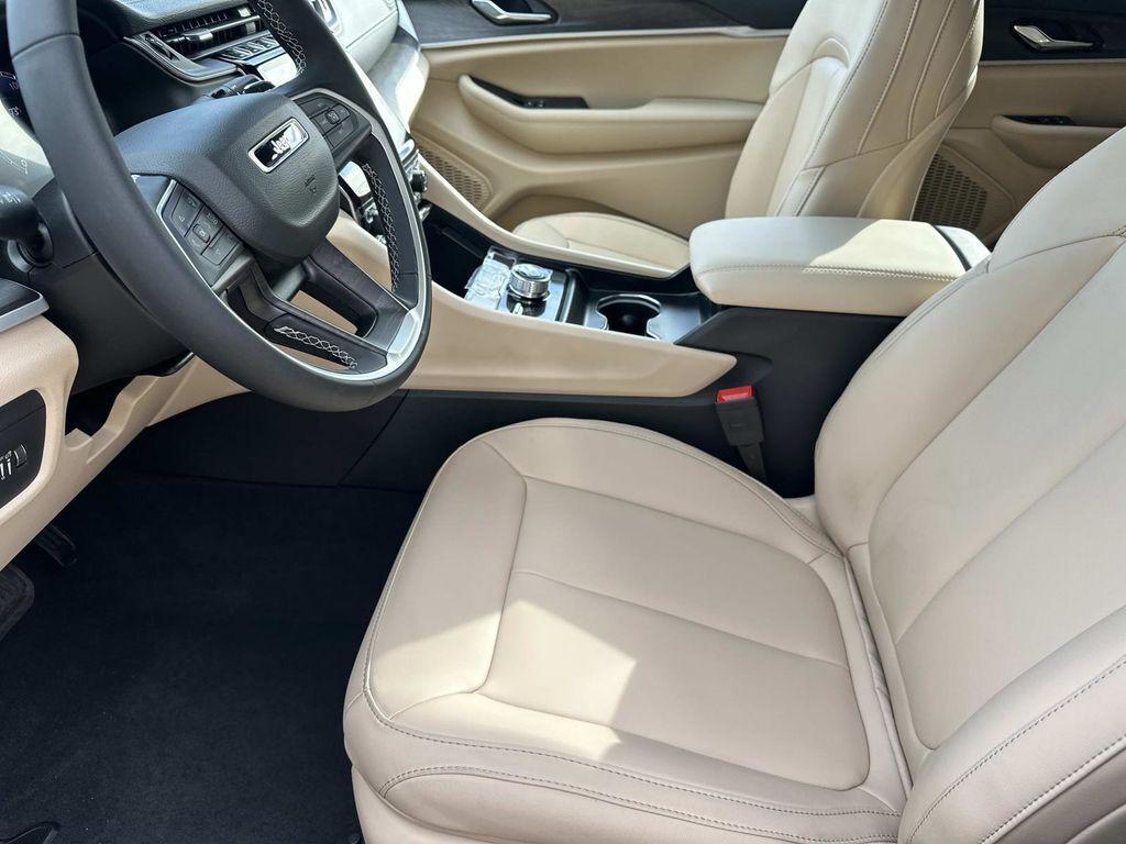 new 2025 Jeep Grand Cherokee car, priced at $37,877