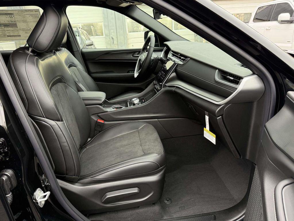 new 2025 Jeep Grand Cherokee car, priced at $37,205