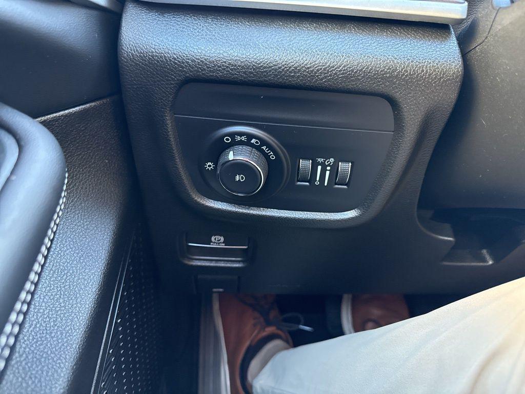 used 2025 Jeep Grand Cherokee car, priced at $39,000