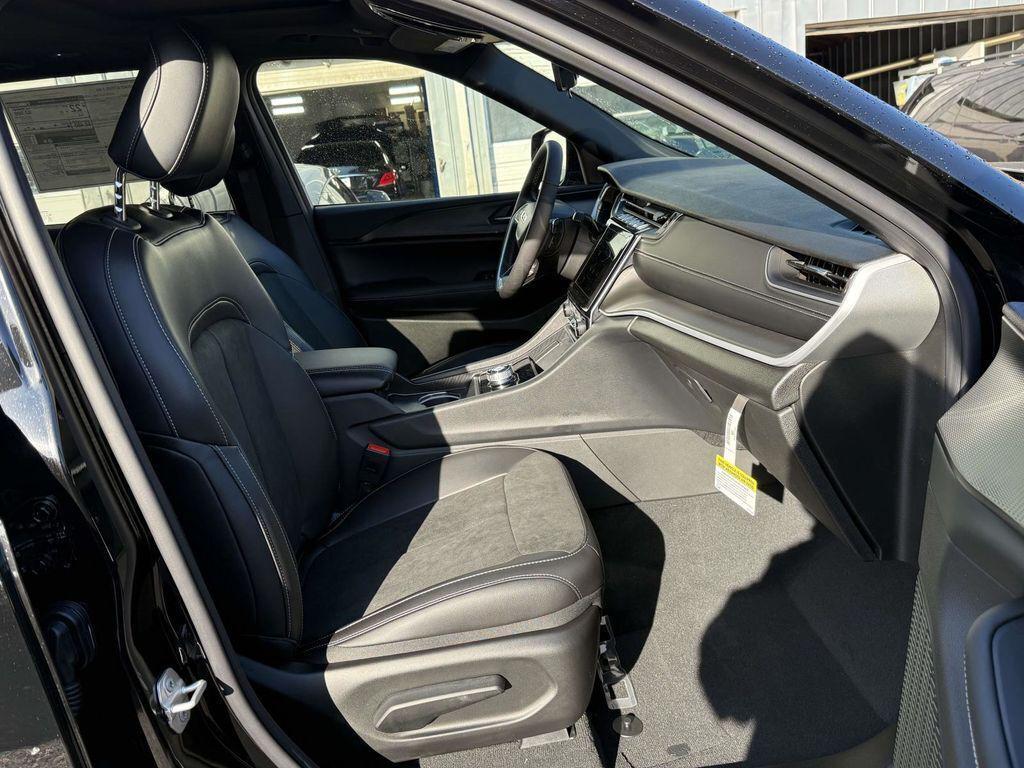 new 2025 Jeep Grand Cherokee car, priced at $37,205