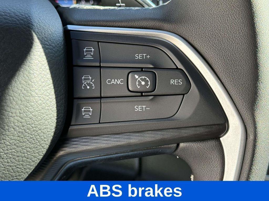 new 2025 Jeep Grand Cherokee car, priced at $37,205