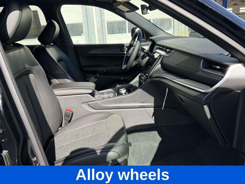 new 2025 Jeep Grand Cherokee car, priced at $37,205