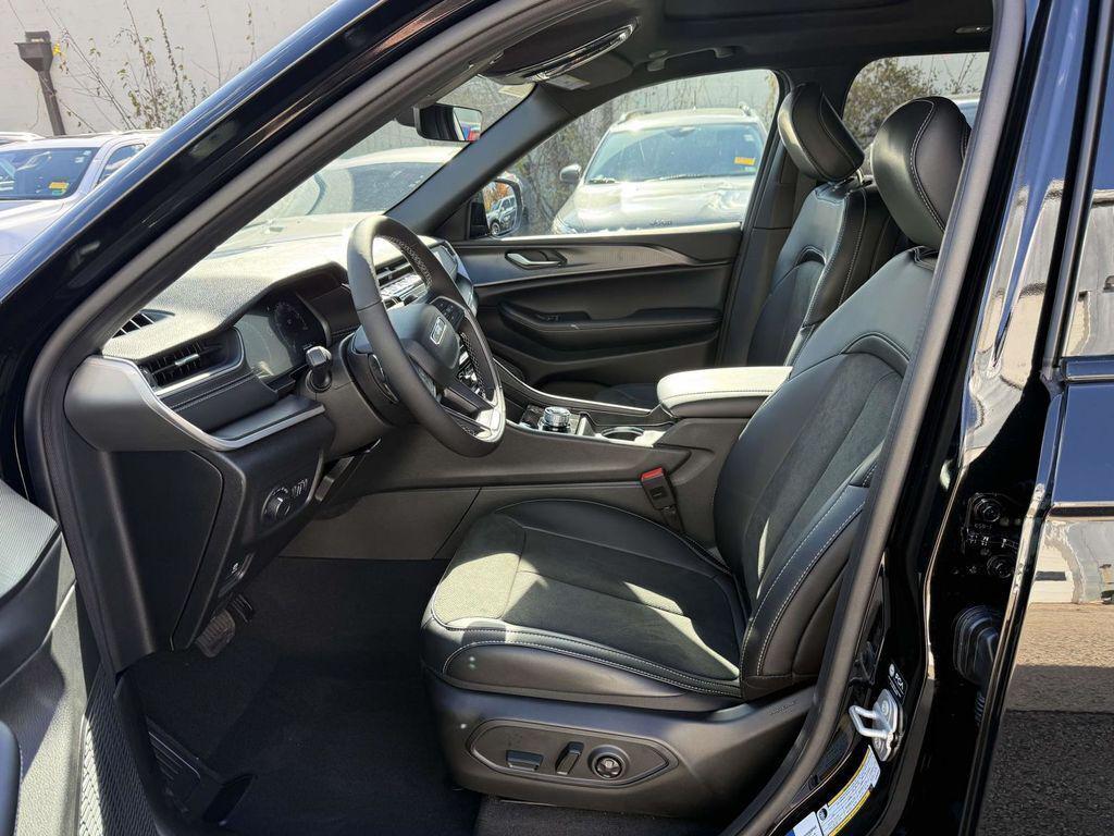 new 2025 Jeep Grand Cherokee car, priced at $37,205