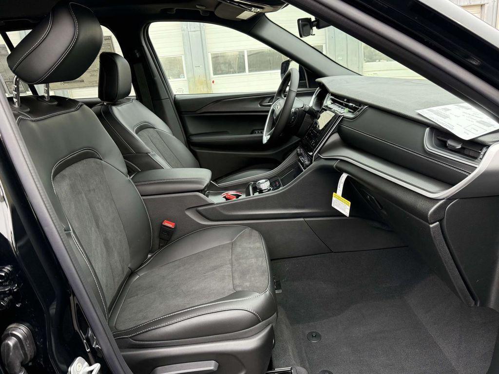 new 2025 Jeep Grand Cherokee car, priced at $37,205