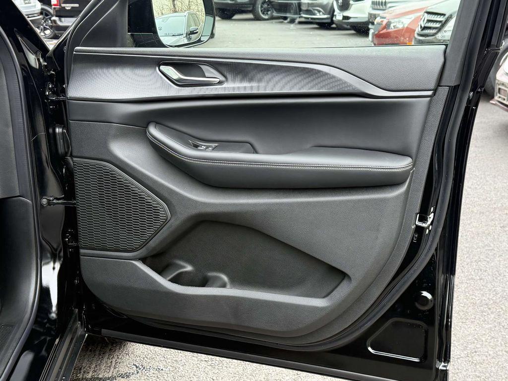 new 2025 Jeep Grand Cherokee car, priced at $37,205