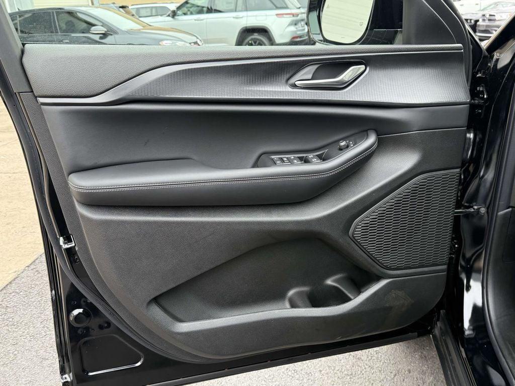 new 2025 Jeep Grand Cherokee car, priced at $37,205