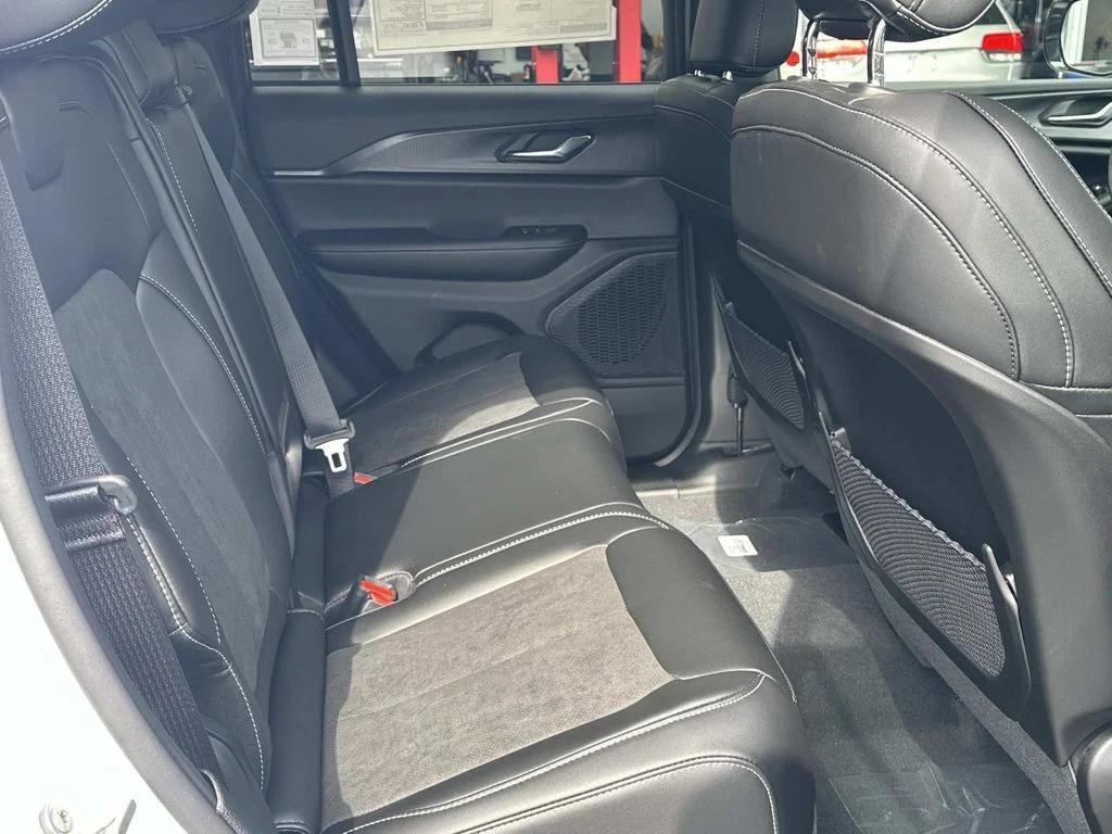 new 2025 Jeep Grand Cherokee car, priced at $34,669