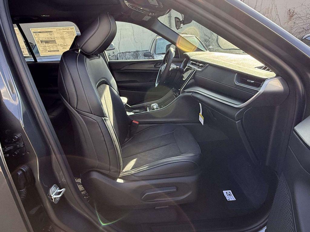 new 2025 Jeep Grand Cherokee car, priced at $37,205