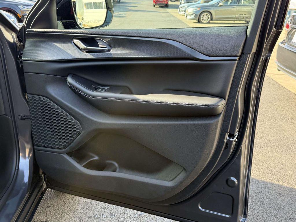 new 2025 Jeep Grand Cherokee car, priced at $37,205