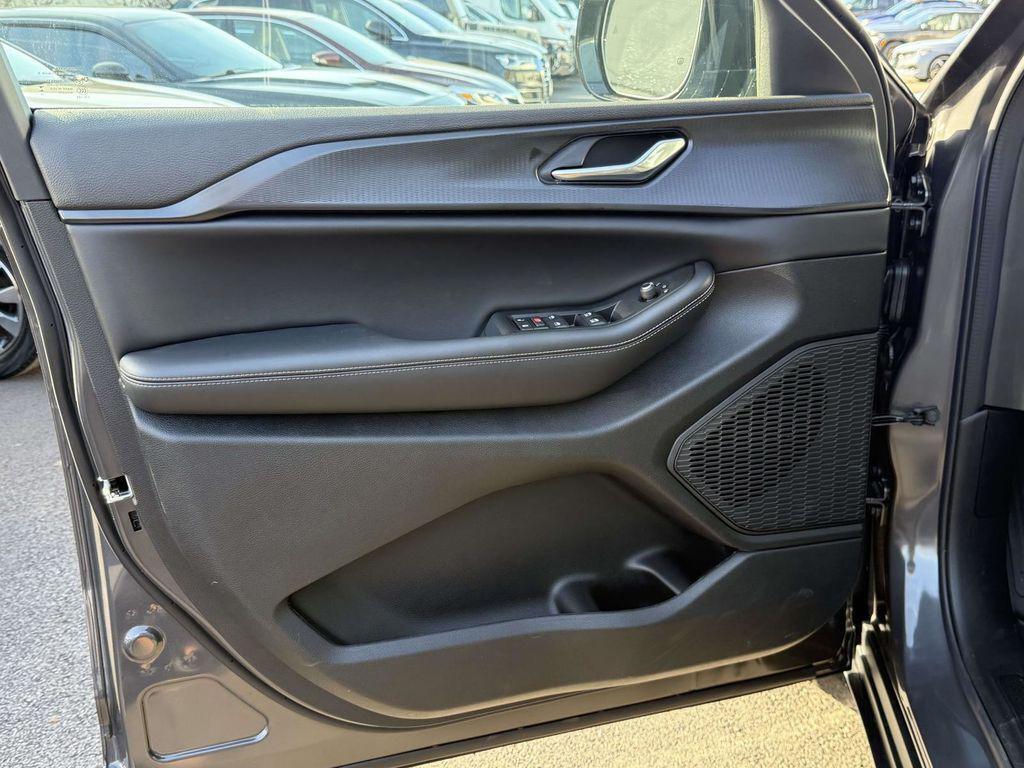 new 2025 Jeep Grand Cherokee car, priced at $37,205