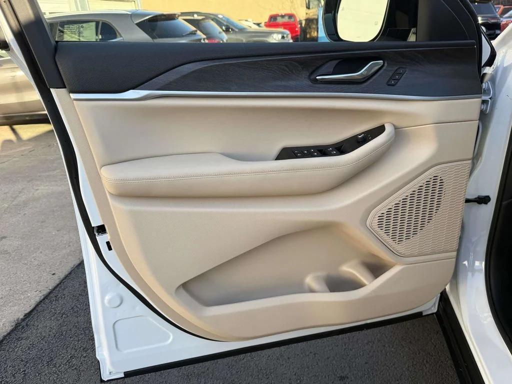 new 2025 Jeep Grand Cherokee L car, priced at $43,284