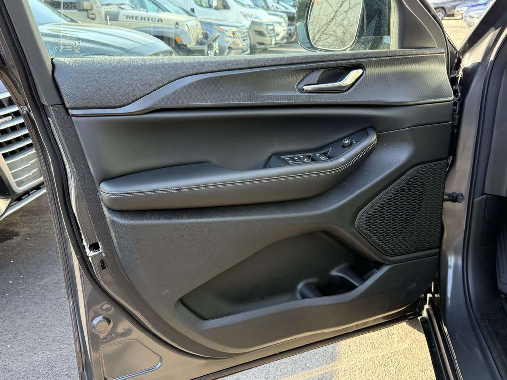 new 2025 Jeep Grand Cherokee car, priced at $37,205