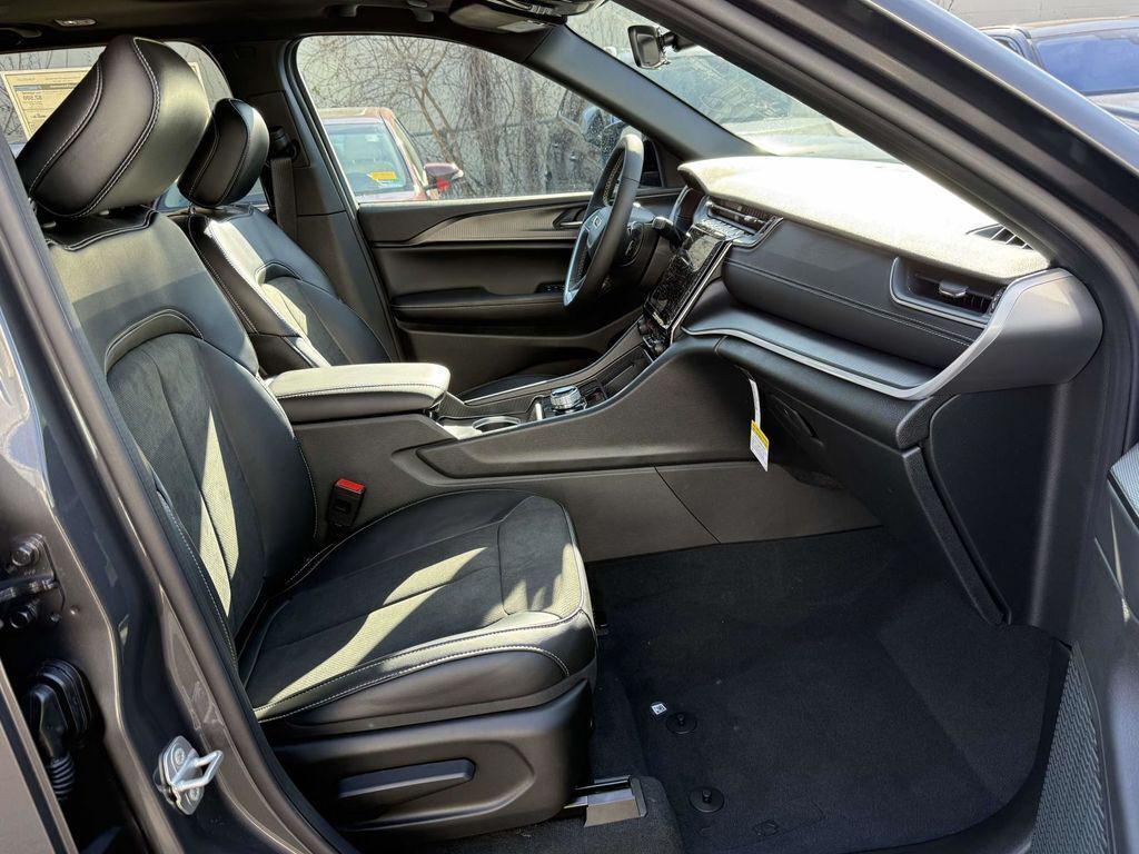 new 2025 Jeep Grand Cherokee car, priced at $37,205