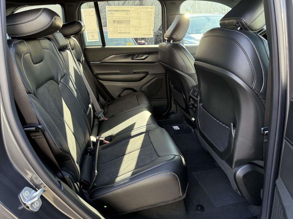 new 2025 Jeep Grand Cherokee car, priced at $37,205