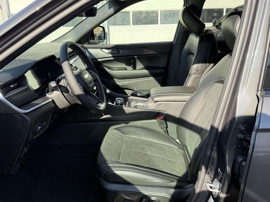 new 2025 Jeep Grand Cherokee car, priced at $37,205