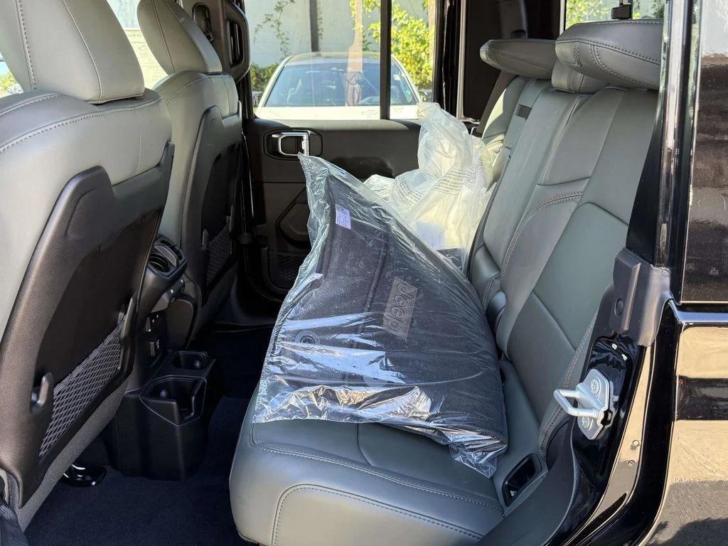 new 2025 Jeep Gladiator car, priced at $47,620