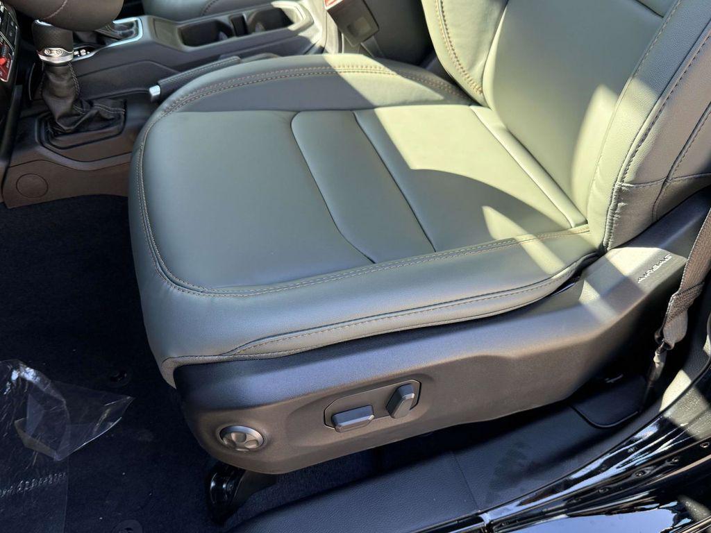 new 2025 Jeep Gladiator car, priced at $47,620