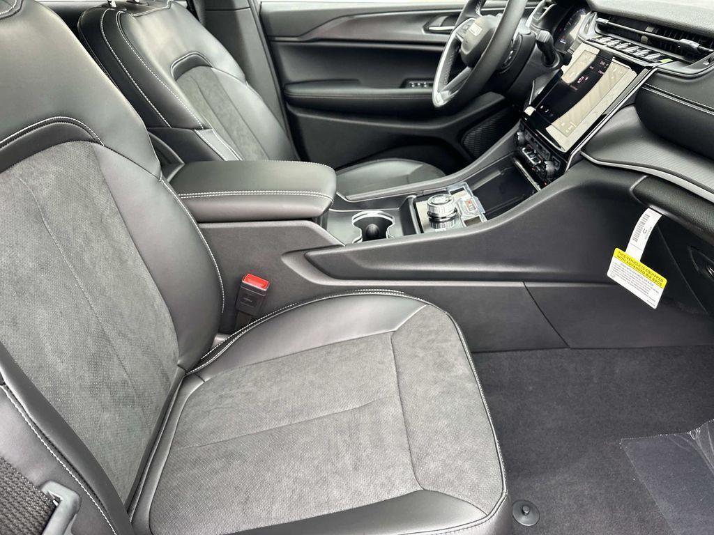 new 2025 Jeep Grand Cherokee car, priced at $37,205