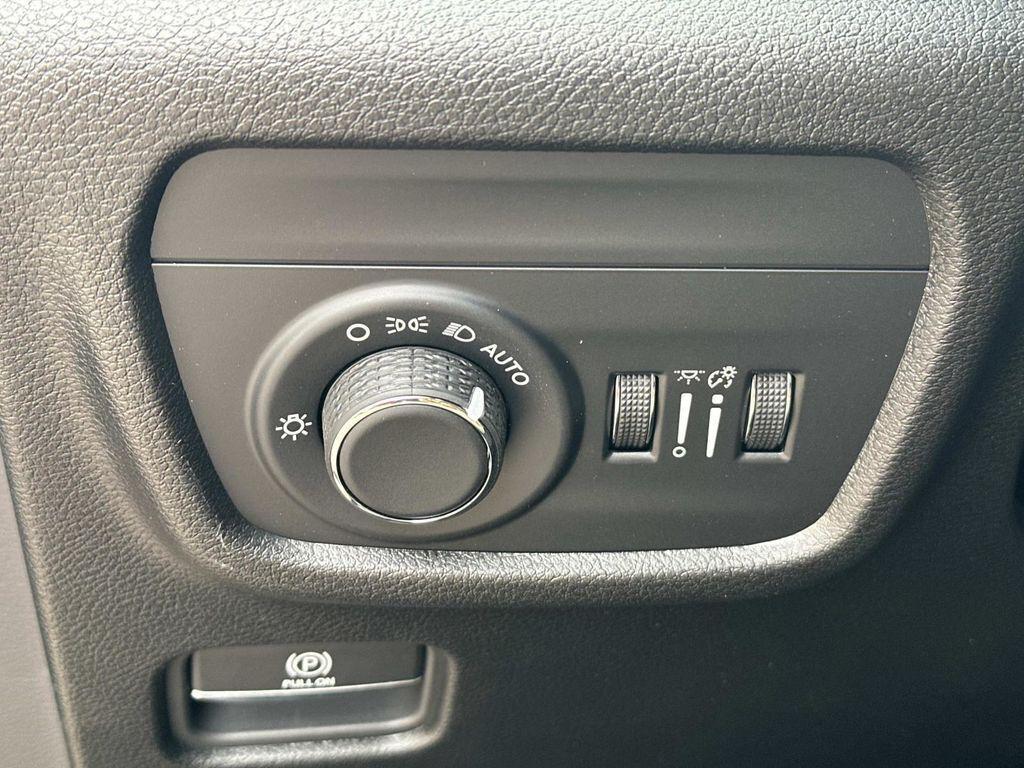 new 2025 Jeep Grand Cherokee car, priced at $37,205