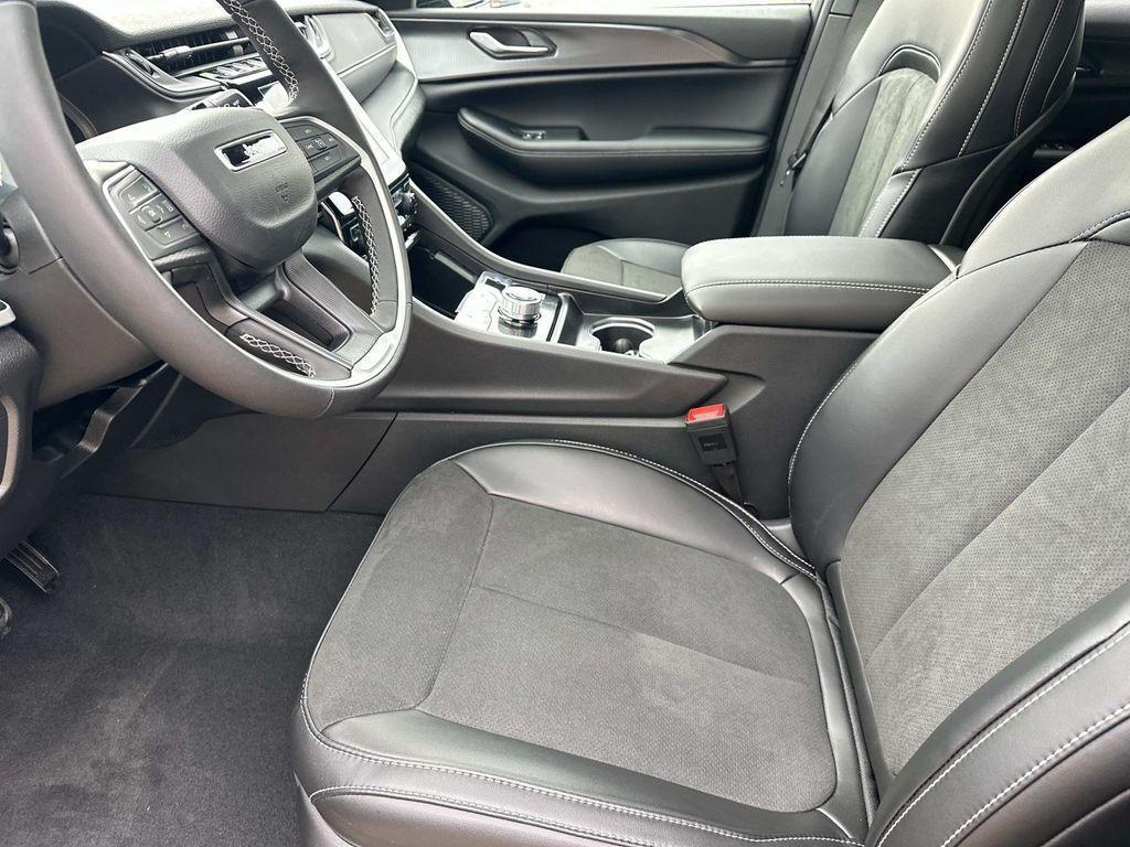 new 2025 Jeep Grand Cherokee car, priced at $37,205