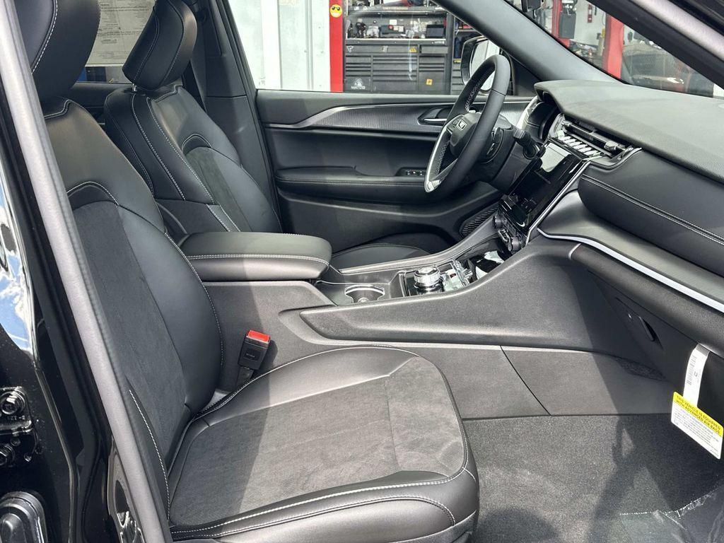 new 2025 Jeep Grand Cherokee car, priced at $35,205