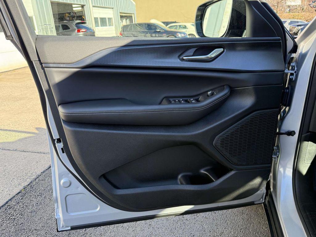 new 2025 Jeep Grand Cherokee car, priced at $37,205