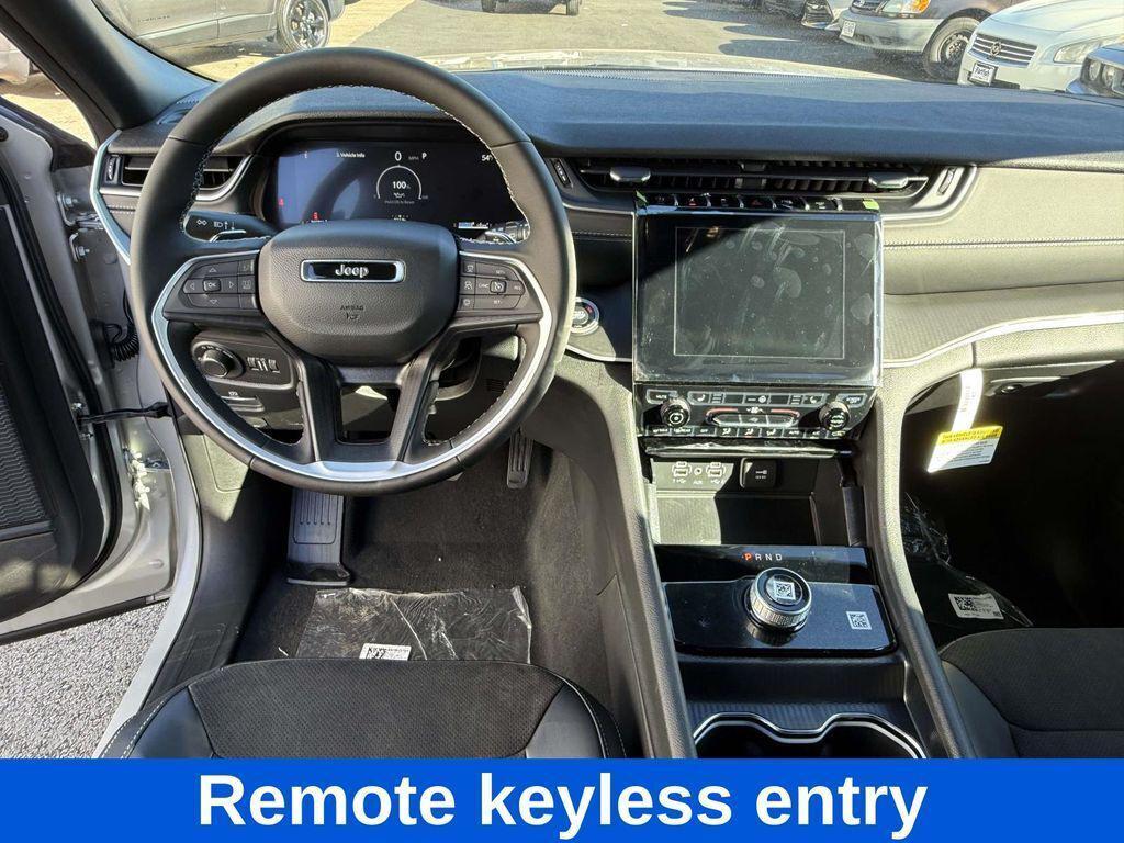 new 2025 Jeep Grand Cherokee car, priced at $37,205
