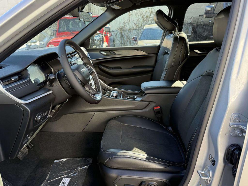 new 2025 Jeep Grand Cherokee car, priced at $37,205